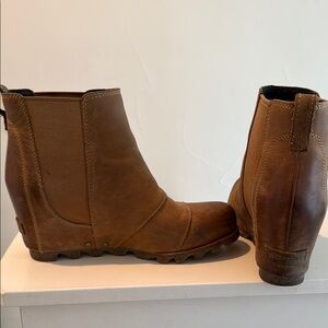 Sorel Brown Winter Rain Boots with Wedge Heel and Elastic Panels